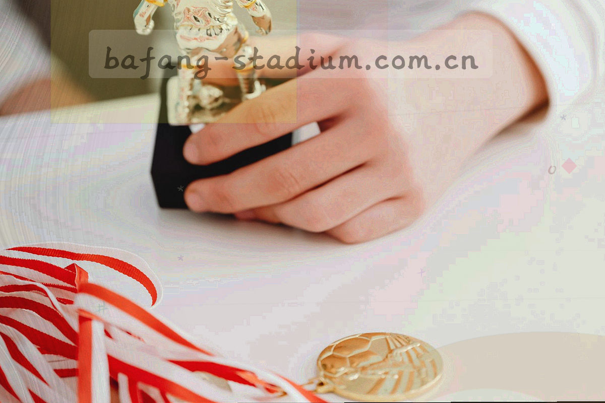 深色界面示意，顶部命令栏第二项被荧光青高亮标出