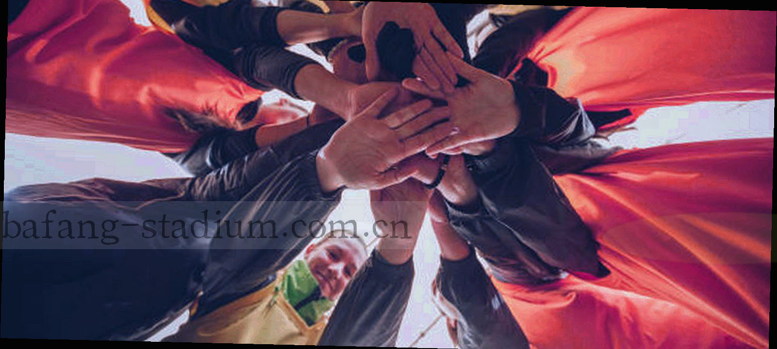 深色背景上的射门数据面板示意，多条折线与热点区域叠加在球门半场示意图上